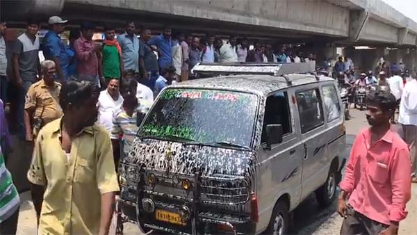 ടാര്‍ വീപ്പ മറിഞ്ഞത് പാലത്തിന് മുകളില്‍ നിന്നും; കാറുകള്‍ക്ക് മേല്‍ 'ടാര്‍ മഴ'