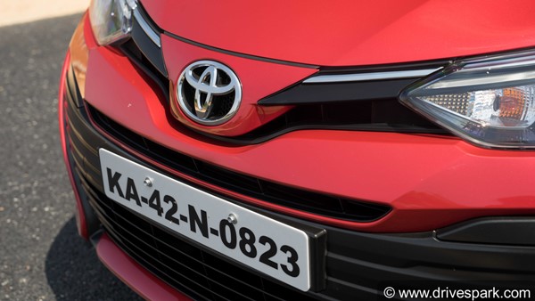 ഫീച്ചറുകള്‍ തിങ്ങിനിറഞ്ഞ്, എന്നാലും കേമനാണോ ടൊയോട്ട യാരിസ്? — റിവ്യു