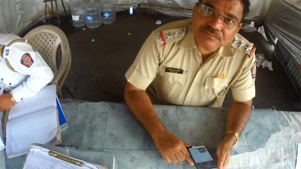 ബൈക്ക് യാത്രികന് കൈക്കൂലി നല്‍കി പൊലീസുകാരന്‍; വീഡിയോ വൈറല്‍