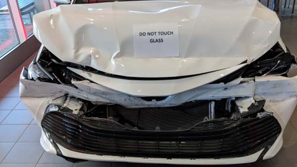 ടൊയോട്ട ഷോറൂമിനകത്ത് തകര്‍ന്നടിഞ്ഞ കാമ്രി; അമ്പരപ്പ് മാറാതെ കാഴ്ച്ചക്കാര്‍
