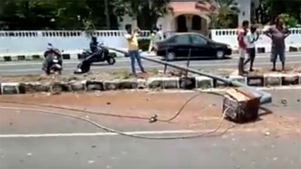 വൈദ്യുതി തൂണിലിടിച്ച നെക്‌സോണ്‍ തകര്‍ന്നടിഞ്ഞു — അമ്പരന്ന് സോഷ്യല്‍ മീഡിയ