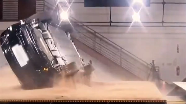 ആഞ്ഞുപിടിച്ചിട്ടും എസ്‌യുവി മറിഞ്ഞില്ല; ക്രാഷ് ടെസ്റ്റില്‍ അത്ഭുതം കാട്ടി ടെസ്‌ല മോഡല്‍ എക്‌സ്