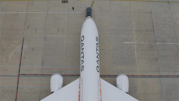 വിമാനത്തെ കെട്ടിവലിച്ചു ടെസ്‌ല മോഡല്‍ എക്‌സ് — അമ്പരന്ന് കാര്‍ ലോകം