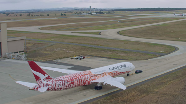 വിമാനത്തെ കെട്ടിവലിച്ചു ടെസ്‌ല മോഡല്‍ എക്‌സ് — അമ്പരന്ന് കാര്‍ ലോകം