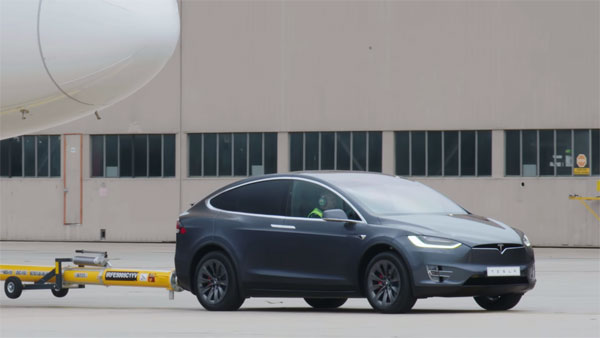 വിമാനത്തെ കെട്ടിവലിച്ചു ടെസ്‌ല മോഡല്‍ എക്‌സ് — അമ്പരന്ന് കാര്‍ ലോകം