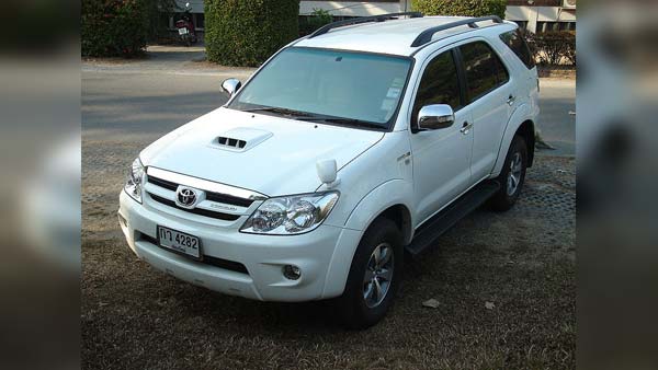 ടൊയോട്ടയുടെ സേവനത്തില്‍ അതൃപ്തി, പുത്തന്‍ ഫോര്‍ച്യൂണറില്‍ മാലിന്യം നിറച്ച് ഉടമ