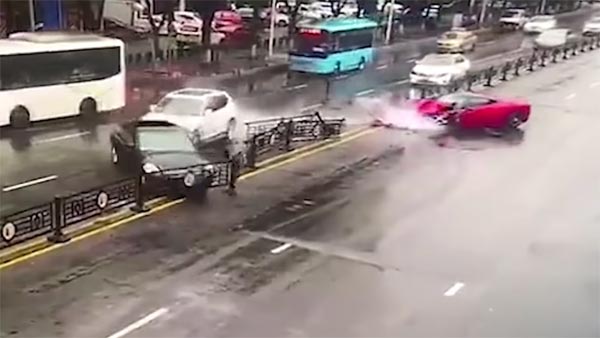 പിടിച്ചു നിര്‍ത്താന്‍ കഴിഞ്ഞില്ല, ഫെറാറിയില്‍ നാശം വിതച്ച് യുവതി — ഹൃദയം തകര്‍ന്നു കാര്‍ പ്രേമികള്‍