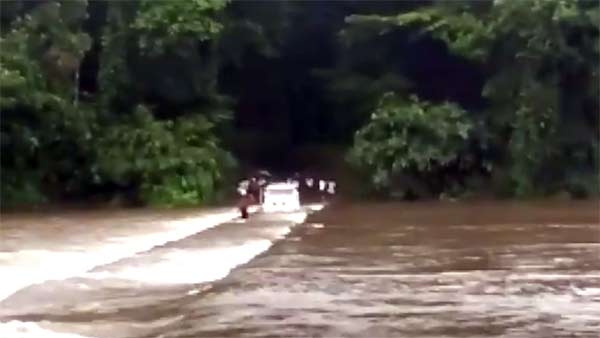 കുത്തിയൊലിക്കുന്ന വെള്ളത്തില്‍ ബൊലേറോയുമായി കേരള പൊലീസ് — കൈയ്യടിച്ച് സോഷ്യല്‍ മീഡിയ