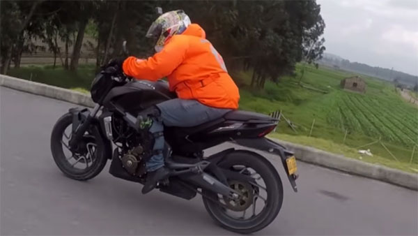 കടലാസില്‍ പുലി ഡോമിനാർ, പക്ഷെ കുഞ്ഞന്‍ ബിഎംഡബ്ല്യു ബൈക്കുമായി മത്സരിച്ചപ്പോള്‍