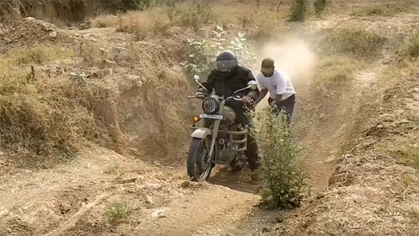 കയറ്റത്തില്‍ കുടുങ്ങി ബുള്ളറ്റ്, കാലിടറാതെ ഡോമിനാര്‍ — വീഡിയോ