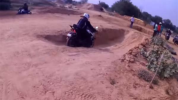 കയറ്റത്തില്‍ കുടുങ്ങി ബുള്ളറ്റ്, കാലിടറാതെ ഡോമിനാര്‍ — വീഡിയോ