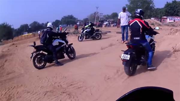 കയറ്റത്തില്‍ കുടുങ്ങി ബുള്ളറ്റ്, കാലിടറാതെ ഡോമിനാര്‍ — വീഡിയോ