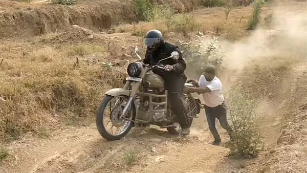 കയറ്റത്തില്‍ കുടുങ്ങി ബുള്ളറ്റ്, കാലിടറാതെ ഡോമിനാര്‍ — വീഡിയോ