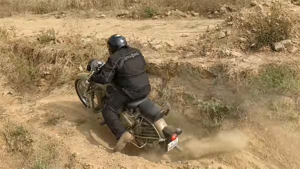 കയറ്റത്തില്‍ കുടുങ്ങി ബുള്ളറ്റ്, കാലിടറാതെ ഡോമിനാര്‍ — വീഡിയോ