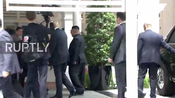 ബീസ്റ്റിനെ പരിചയപ്പെടുത്തി ട്രംപ്, കയറാന്‍ കൂട്ടാക്കാതെ കിം — വീഡിയോ