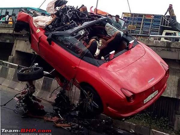 അമിതവേഗത, അപകടത്തില്‍ തകര്‍ന്നടിഞ്ഞ് ഫെറാറി കാര്‍; ഒരു മരണം