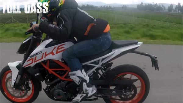 ഡോമിനാറിനെ പൂട്ടിയ ആവേശത്തില്‍ ബിഎംഡബ്ല്യു G310R, അടുത്തത് കെടിഎം 390 ഡ്യൂക്ക് — വീഡിയോ