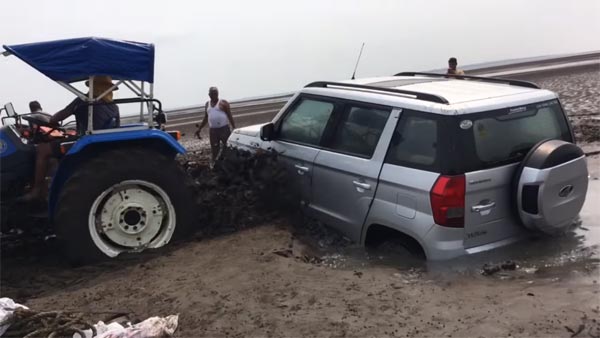 കടല്‍ക്കാറ്റ് കൊള്ളാനിറങ്ങി മഹീന്ദ്ര TUV300, മൂന്നു ട്രാക്ടറുകള്‍ വേണ്ടി വന്നു പുറത്തെടുക്കാന്‍