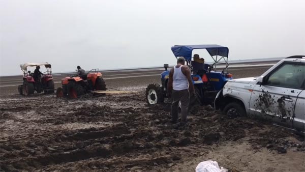 കടല്‍ക്കാറ്റ് കൊള്ളാനിറങ്ങി മഹീന്ദ്ര TUV300, മൂന്നു ട്രാക്ടറുകള്‍ വേണ്ടി വന്നു പുറത്തെടുക്കാന്‍