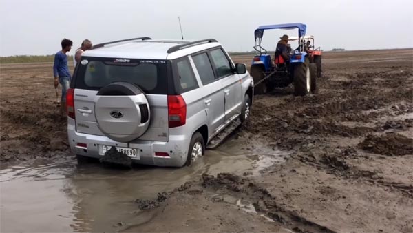 കടല്‍ക്കാറ്റ് കൊള്ളാനിറങ്ങി മഹീന്ദ്ര TUV300, മൂന്നു ട്രാക്ടറുകള്‍ വേണ്ടി വന്നു പുറത്തെടുക്കാന്‍