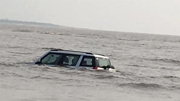 കടല്‍ക്കാറ്റ് കൊള്ളാനിറങ്ങി മഹീന്ദ്ര TUV300, മൂന്നു ട്രാക്ടറുകള്‍ വേണ്ടി വന്നു പുറത്തെടുക്കാന്‍