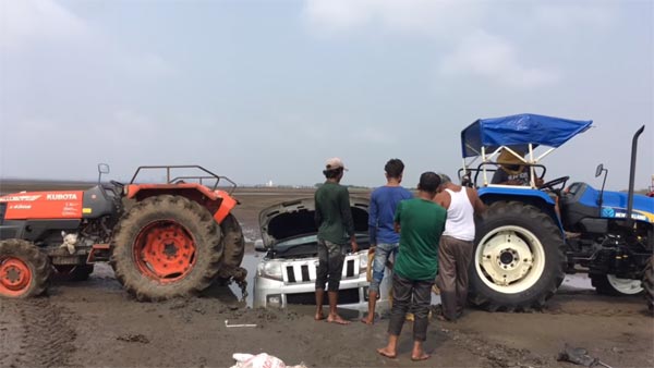 കടല്‍ക്കാറ്റ് കൊള്ളാനിറങ്ങി മഹീന്ദ്ര TUV300, മൂന്നു ട്രാക്ടറുകള്‍ വേണ്ടി വന്നു പുറത്തെടുക്കാന്‍