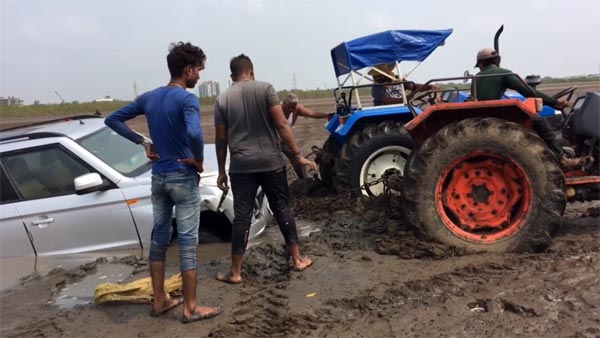 കടല്‍ക്കാറ്റ് കൊള്ളാനിറങ്ങി മഹീന്ദ്ര TUV300, മൂന്നു ട്രാക്ടറുകള്‍ വേണ്ടി വന്നു പുറത്തെടുക്കാന്‍