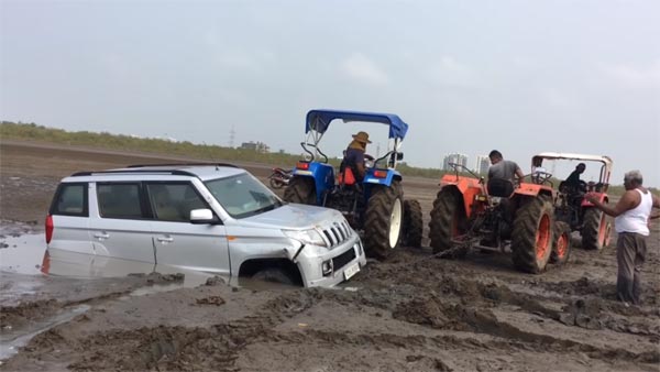 കടല്‍ക്കാറ്റ് കൊള്ളാനിറങ്ങി മഹീന്ദ്ര TUV300, മൂന്നു ട്രാക്ടറുകള്‍ വേണ്ടി വന്നു പുറത്തെടുക്കാന്‍