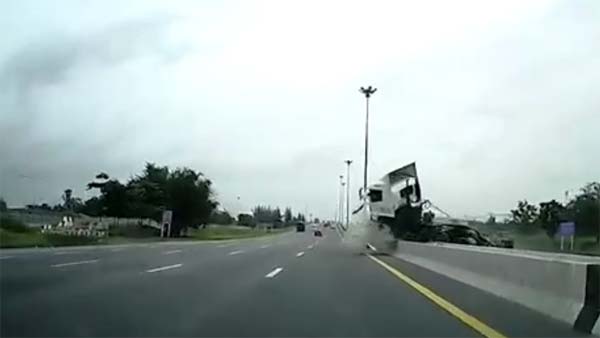 സീറ്റ് ബെല്‍റ്റ് ധരിച്ചില്ലെങ്കില്‍? — ഉത്തരം ഈ വീഡിയോ നൽകും