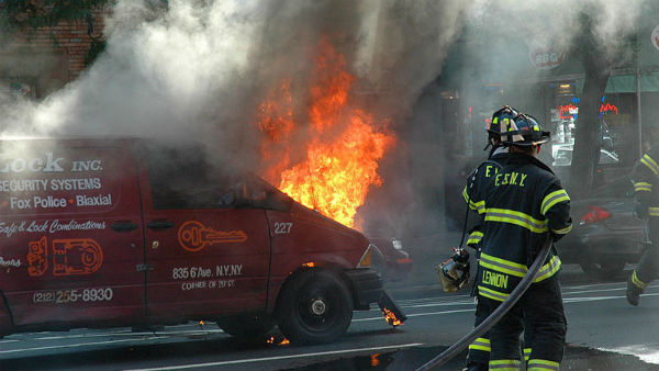 വാഹനപൂജയ്ക്കിടെ തീപടര്‍ന്നു, 50 ലക്ഷത്തിന്റെ പുതിയ ബിഎംഡബ്ല്യ കത്തിനശിച്ചു