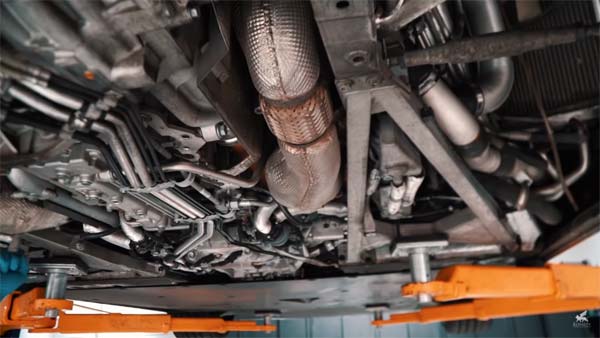 അറിയുമോ, ബുഗാട്ടി വെയ്‌റോണില്‍ ഓയില്‍ മാറ്റാന്‍ എന്തുചിലവു വരുമെന്ന്?