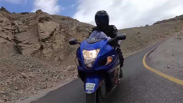 സുസുക്കി ഹയബൂസ ലഡാക്ക് കയറിയപ്പോള്‍ — വീഡിയോ