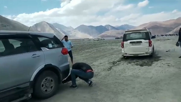 കുഴിയില്‍പ്പെട്ട് ഇന്നോവയും സ്‌കോര്‍പിയോയും, രക്ഷകനായി ടാറ്റ ഹെക്‌സ — വീഡിയോ