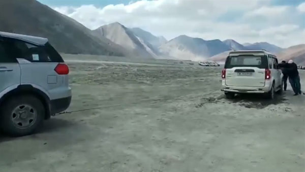 കുഴിയില്‍പ്പെട്ട് ഇന്നോവയും സ്‌കോര്‍പിയോയും, രക്ഷകനായി ടാറ്റ ഹെക്‌സ — വീഡിയോ