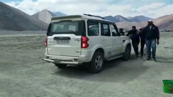 കുഴിയില്‍പ്പെട്ട് ഇന്നോവയും സ്‌കോര്‍പിയോയും, രക്ഷകനായി ടാറ്റ ഹെക്‌സ — വീഡിയോ