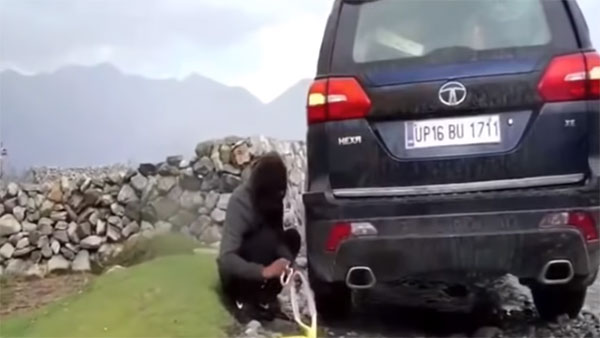 കുഴിയില്‍പ്പെട്ട് ഇന്നോവയും സ്‌കോര്‍പിയോയും, രക്ഷകനായി ടാറ്റ ഹെക്‌സ — വീഡിയോ