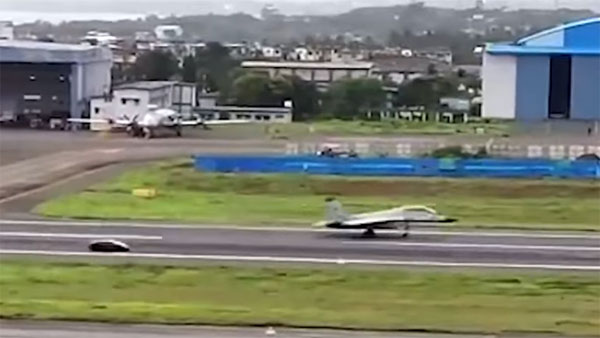 നാവികസേനയുടെ യുദ്ധവിമാനത്തോടു മത്സരിച്ച് ലംബോര്‍ഗിനി — വീഡിയോ