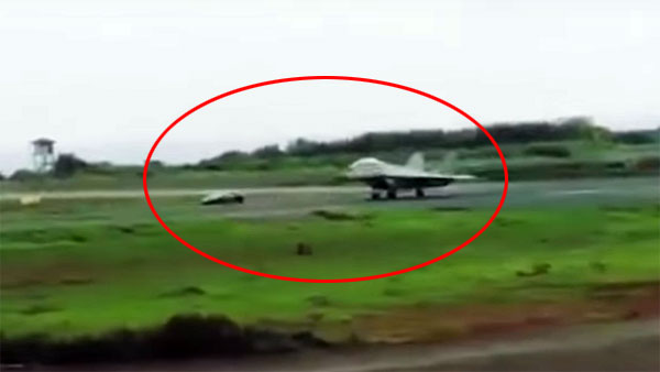 നാവികസേനയുടെ യുദ്ധവിമാനത്തോടു മത്സരിച്ച് ലംബോര്‍ഗിനി — വീഡിയോ