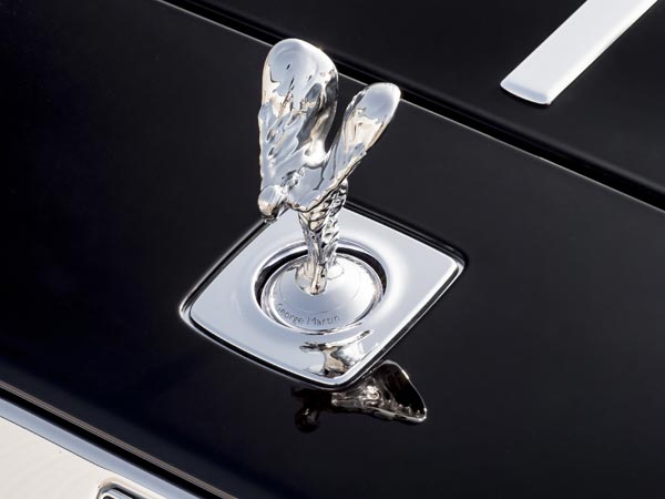 ഏഴുകോടിയുടെ പുത്തന്‍ റോള്‍സ് റോയ്‌സ് മുംബൈയില്‍ ഇടിച്ചുതകര്‍ന്നു