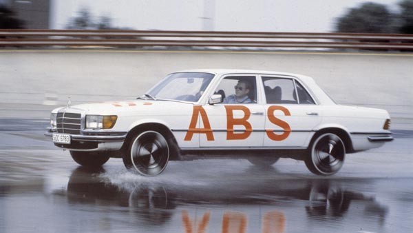 അപകടങ്ങള്‍ കുറയും; വാഹനങ്ങളില്‍ സ്വയംനിയന്ത്രിത ബ്രേക്കുകള്‍ കര്‍ശനമാക്കാന്‍ കേന്ദ്രം