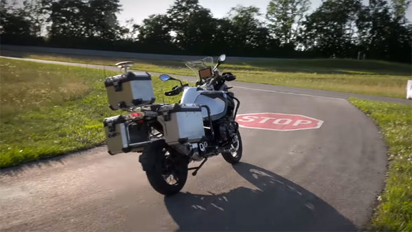 ചുമ്മാ ഇരുന്നാല്‍ മതി, ബാക്കിയെല്ലാം ഈ ബൈക്ക് നോക്കിക്കോളും — പുതുചരിത്രമെഴുതി ബിഎംഡബ്ല്യു