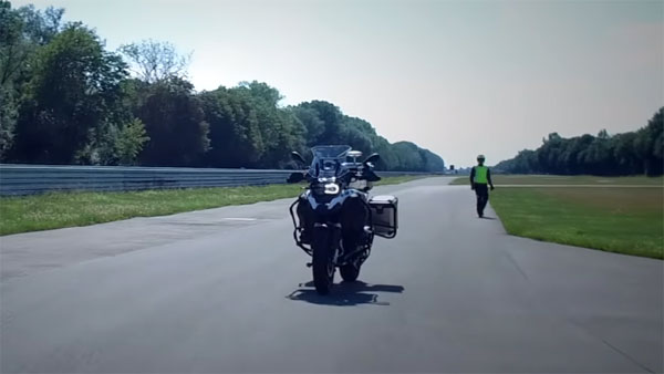 ചുമ്മാ ഇരുന്നാല്‍ മതി, ബാക്കിയെല്ലാം ഈ ബൈക്ക് നോക്കിക്കോളും — പുതുചരിത്രമെഴുതി ബിഎംഡബ്ല്യു