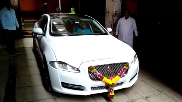 1.34 കോടിയുടെ കാര്‍ വാങ്ങി കര്‍ഷകന്‍; സന്തോഷം പങ്കിട്ടത് സ്വര്‍ണം പൂശിയ മധുരം നല്‍കി