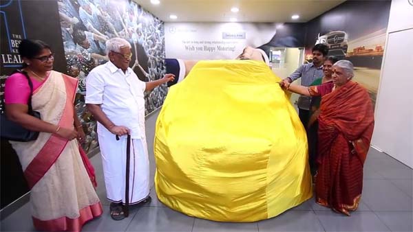 1.34 കോടിയുടെ കാര്‍ വാങ്ങി കര്‍ഷകന്‍; സന്തോഷം പങ്കിട്ടത് സ്വര്‍ണം പൂശിയ മധുരം നല്‍കി