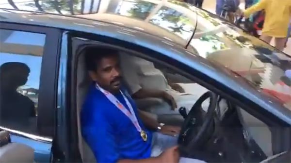 മുതുകു ചവിട്ടിപടിയാക്കി നല്‍കിയ ജൈസലിന് കാര്‍ സമ്മാനം