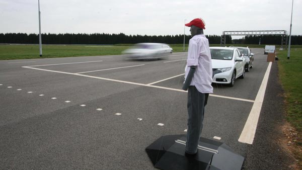 കാറിലുള്ളവര്‍ക്കു മാത്രമല്ല, കാല്‍നടയാത്രക്കാര്‍ക്കും നല്‍കണം സുരക്ഷ: കേന്ദ്രം