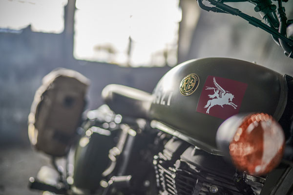 റോയല്‍ എന്‍ഫീല്‍ഡ് പെഗാസസ് മാലിന്യക്കൂമ്പാരത്തില്‍ തള്ളി ഉടമയുടെ പ്രതിഷേധം