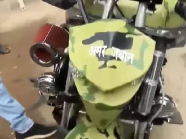 ധീരജവാന്‍മാര്‍ക്ക് ആദരമര്‍പ്പിച്ച് ഒരു 'മാരുതി 800 ബൈക്ക്'