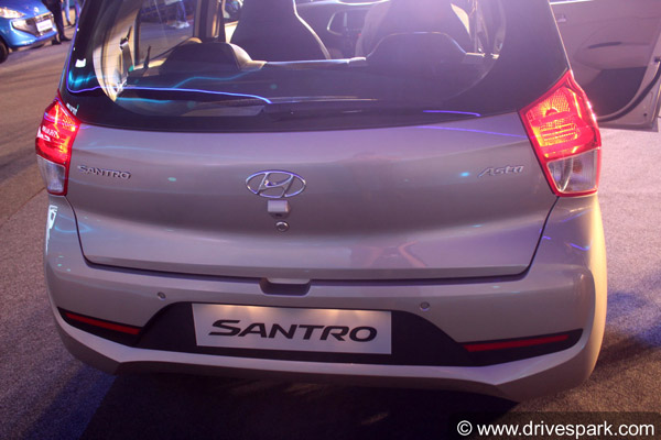 താരപ്പകിട്ടോടെ പുതിയ ഹ്യുണ്ടായി സാന്‍ട്രോ — വില 3.89 ലക്ഷം രൂപ മുതല്‍