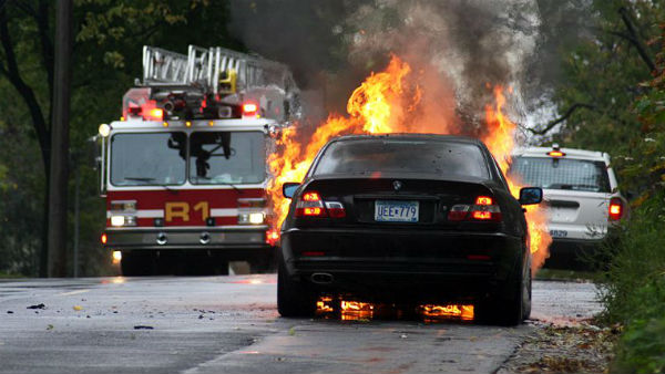 പടക്കങ്ങള്‍ക്ക് പകരം യുവാവ് തീകൊളുത്തിയത് വാഹനങ്ങള്‍ക്ക്, നടുക്കം മാറാതെ ദില്ലി